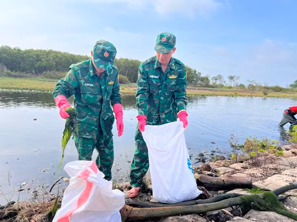Bộ đội Biên phòng tỉnh Tiền Giang thu gom rác thải dọc theo bờ biển Gò Công (Tiền Giang).