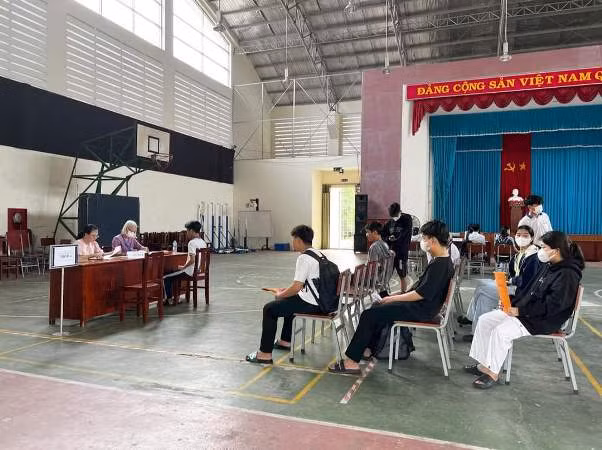 Thí sinh làm thủ tục dự thi vào Trường Trung học phổ thông Trương Định (thành phố Gò Công, Tiền Giang).