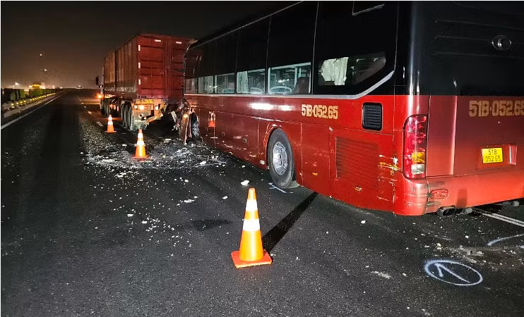 Hiện trường vụ tai nạn giao thông trên cao tốc.