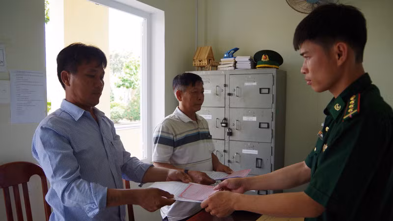 Trao quyết định xử phạt cho chủ 2 phương tiện tàu cá.