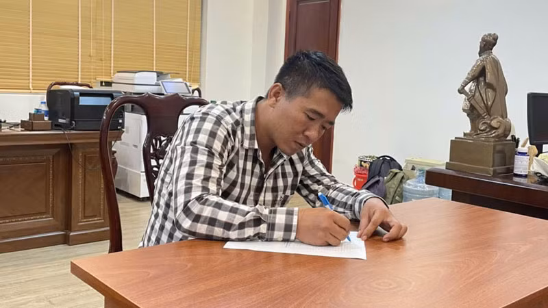 Đối tượng Nguyễn Minh Tân tại cơ quan công an. (Ảnh: Công an cung cấp)