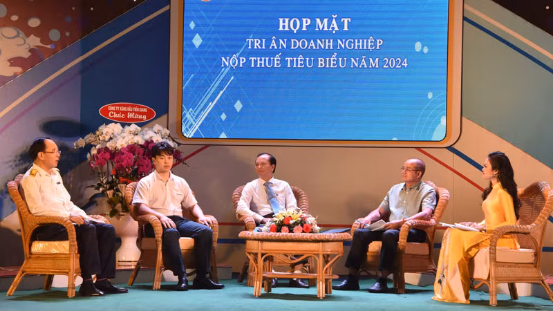 Lãnh đạo Cục Thuế tỉnh Tiền Giang giao lưu, giải đáp những thắc mắc của người nộp thuế.