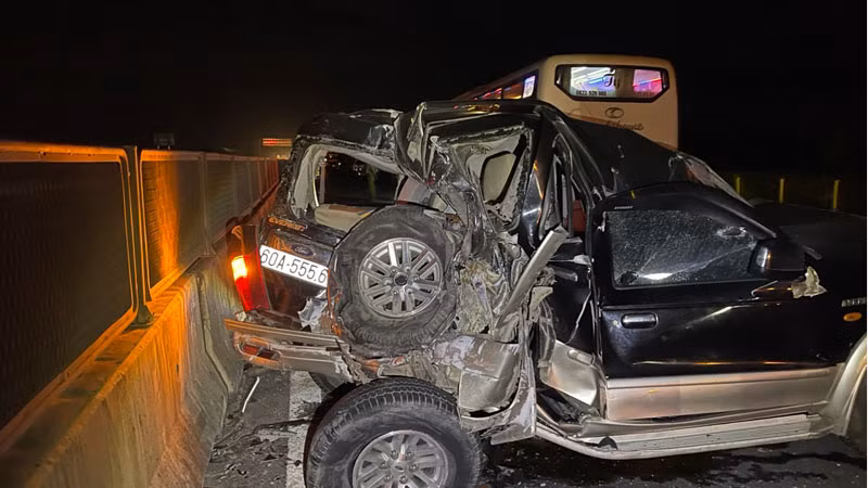 Chiếc xe ô-tô 7 chỗ bị biến dạng sau tai nạn.