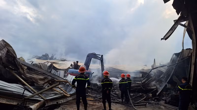 Sáng 17/4, lực lượng dùng máy Ko-be xới tung đống đổ nát để tiếp tục chữa cháy.