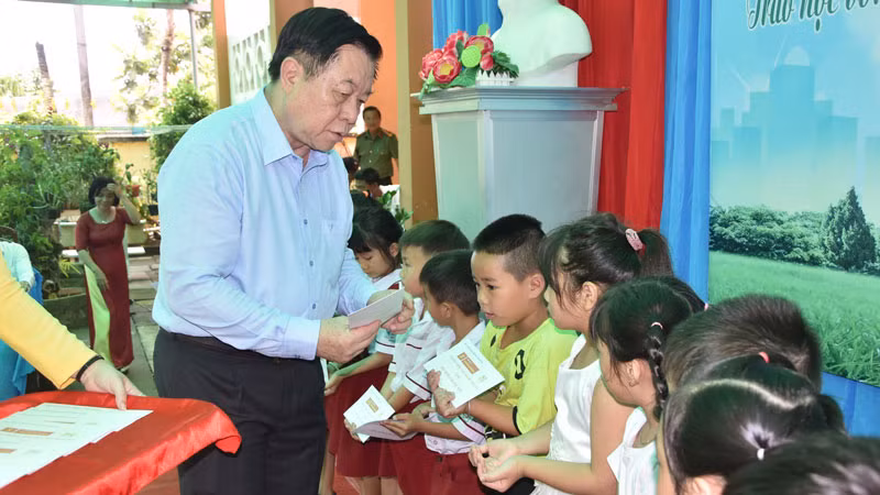 Đồng chí Nguyễn Trọng Nghĩa tặng học bổng cho các em học sinh Trường tiểu học phường 2, thành phố Gò Công.