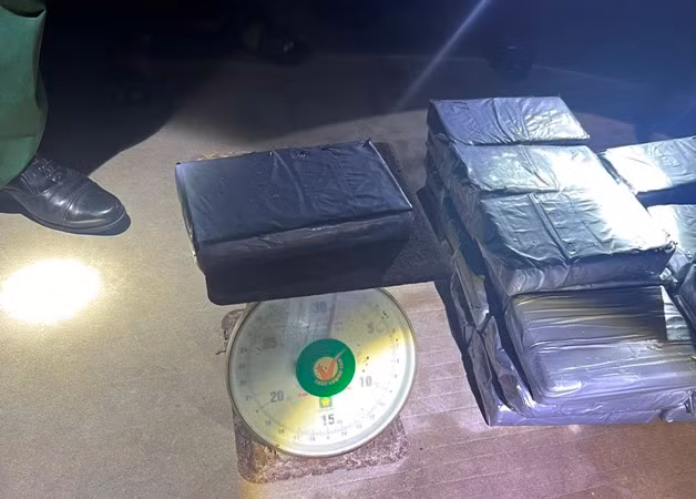 Lực lượng chức năng kiểm đếm các gói nghi ma túy trôi dạt vào bờ biển Gò Công.