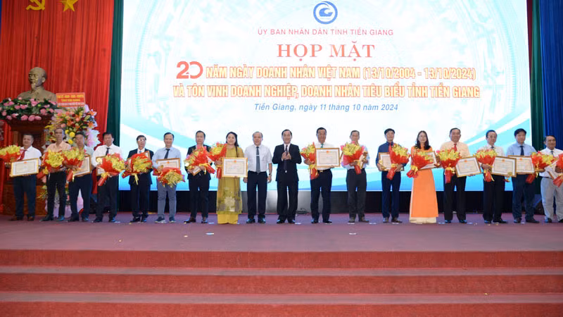 Chủ tịch Ủy ban nhân dân tỉnh Tiền Giang trao Bằng chứng nhận cho các doanh nghiệp, doanh nhân tiêu biểu.