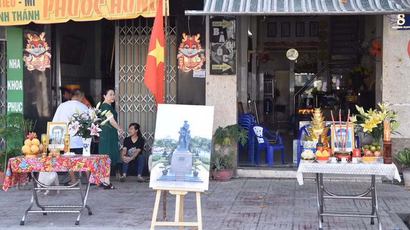 Người dân thành phố Gò Công, tỉnh Tiền Giang lập bàn thờ trang trọng trước sân nhà để cúng Anh hùng dân tộc Trương Định.