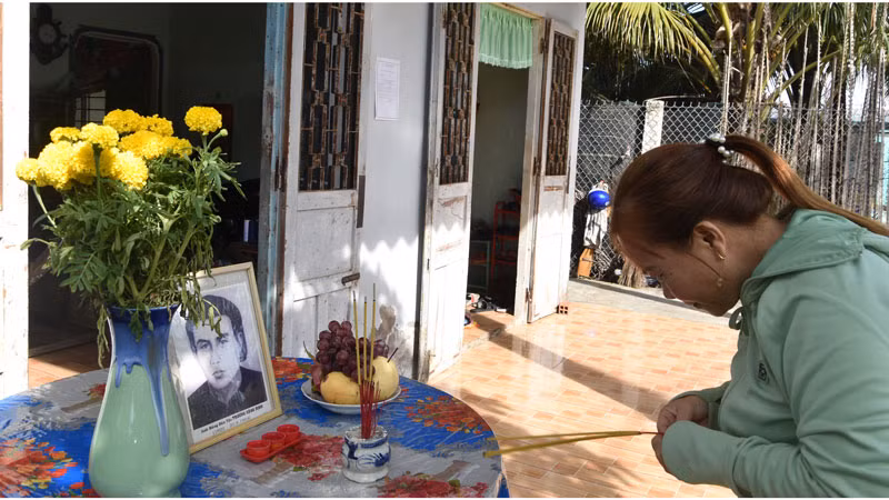 Bà Bùi Thị Kim Loan, ấp 3, xã Gia Thuận, huyện Gò Công Đông lập bàn thờ trang trọng cúng Anh hùng dân tộc Trương Định.