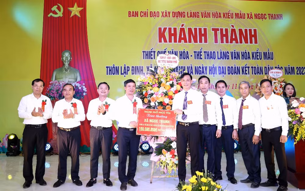 Thường trực Thành ủy Phúc Yên trao thưởng cho xã Ngọc Thanh.