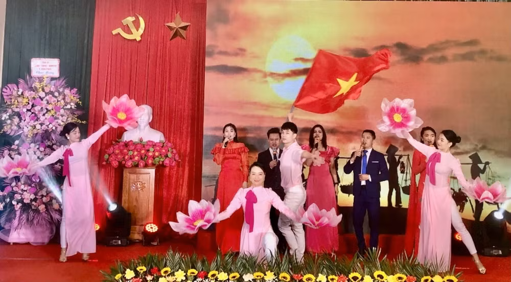 Biểu diễn văn nghệ tại Ngày hội Đại đoàn kết toàn dân tộc thôn Duy Bình, xã Vĩnh Ninh, huyện Vĩnh Tường.