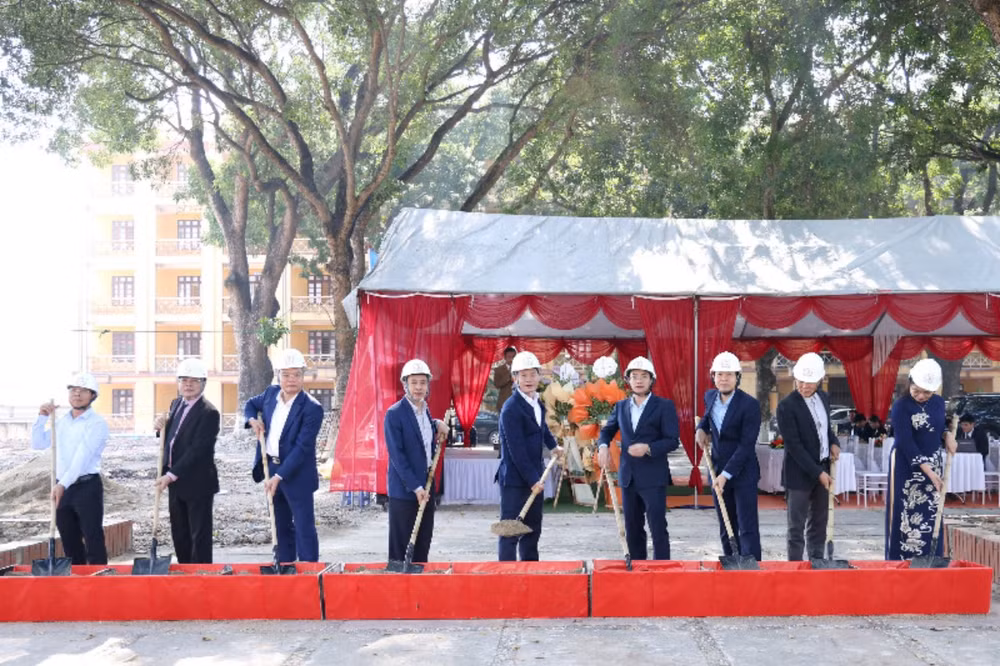 Thực hiện nghi thức khởi công dự án.