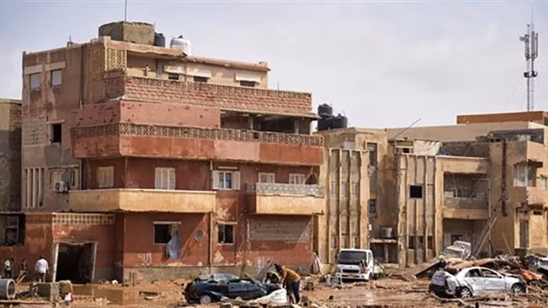 Nhà cửa, đường sá và phương tiện bị phá hủy do mưa lũ gây ra bởi Cơn bão Daniel ở thành phố Derna, Libya, ngày 11/9. (Ảnh: AFP/TTXVN)