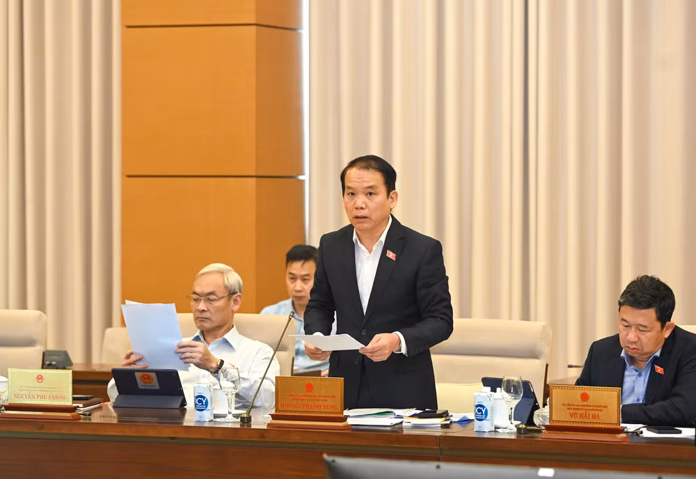 Chủ nhiệm Ủy ban Pháp luật Hoàng Thanh Tùng trình bày báo cáo thẩm tra.