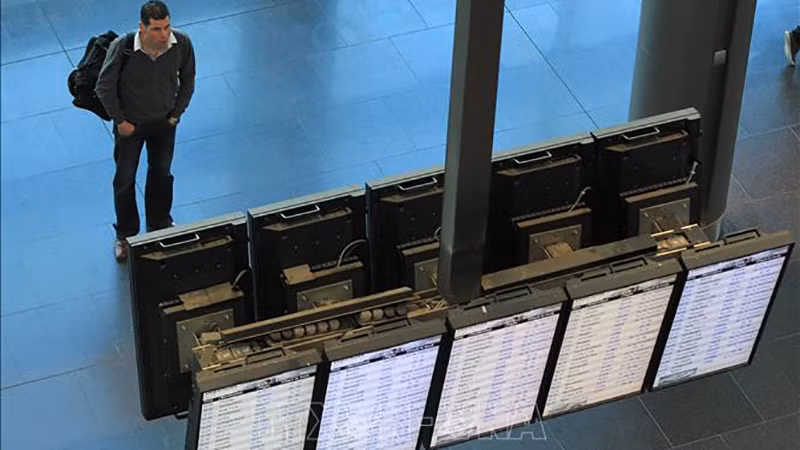 Hành khách theo dõi thông tin chuyến bay tại sân bay quốc tế Dublin, Ireland. (Ảnh minh họa: AFP/TTXVN)