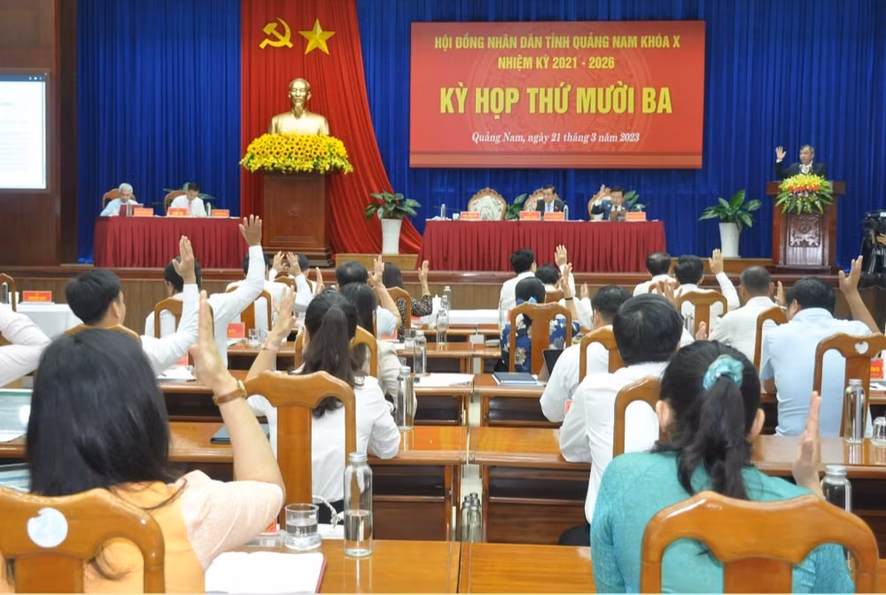 Các đại biểu Hội đồng nhân dân tỉnh biểu quyết thông qua 13 nghị quyết.
