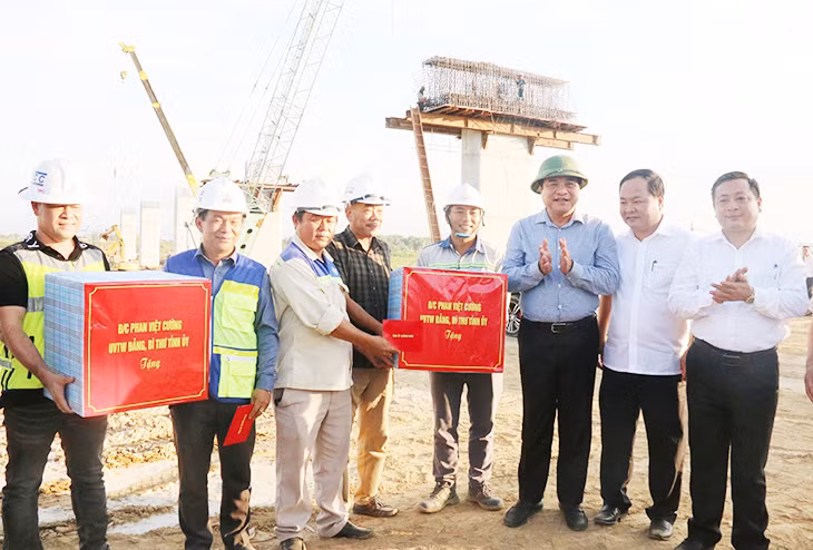 Bí thư Tỉnh ủy Phan Việt Cường (người đội mũ cối bộ đội) tặng quà, động viên các đơn vị thi công cầu An Bình (bắc qua sông Vu Gia).