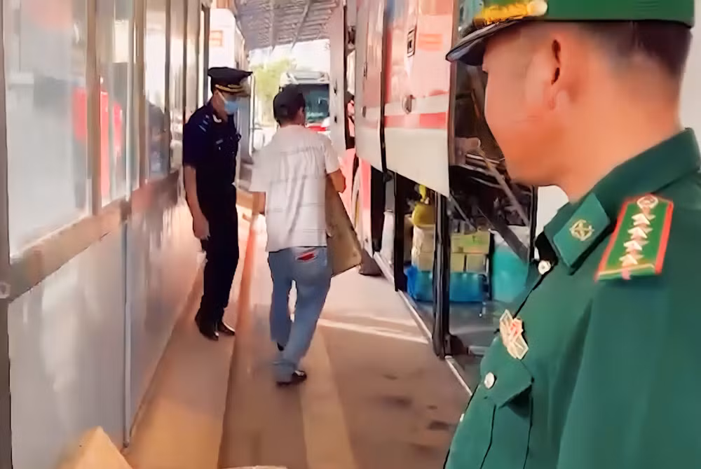 Lực lượng chức năng kiểm tra hàng hóa trên xe ô-tô qua về cửa khẩu quốc tế Lao Bảo. Lực lượng chức năng kiểm tra hàng hóa trên xe ô-tô qua về cửa khẩu quốc tế Lao Bảo.