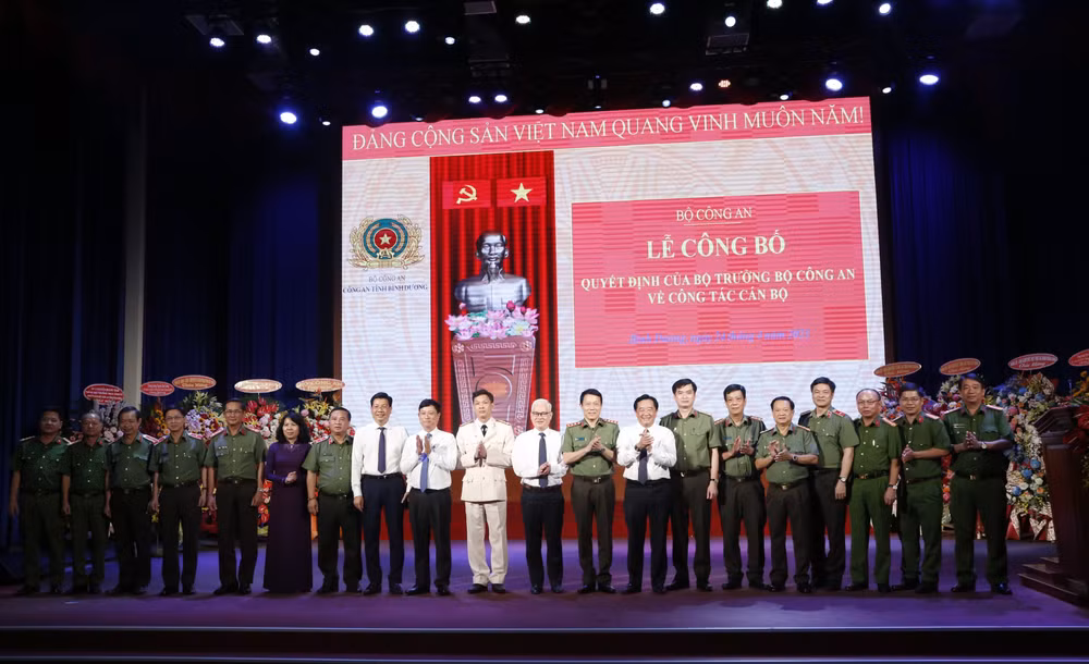 Các đại biểu dự buổi lễ chức mừng các đồng chí được điều động và bổ nhiệm công tác mới.