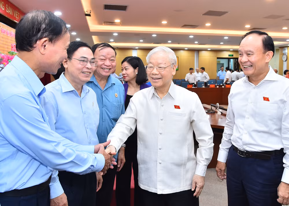 Tổng Bí thư Nguyễn Phú Trọng với các đại biểu và cử tri tại buổi tiếp xúc trước Kỳ họp thứ 6, Quốc hội khóa XV.