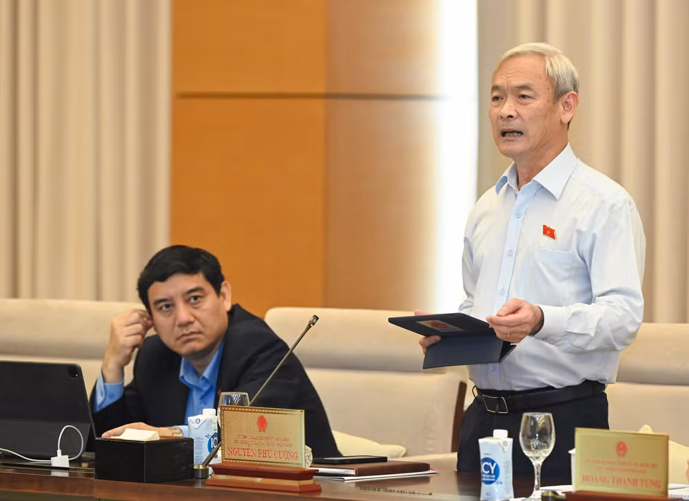 Chủ nhiệm Ủy ban Tài chính Ngân sách Nguyễn Phú Cường phát biểu ý kiến tại phiên họp.