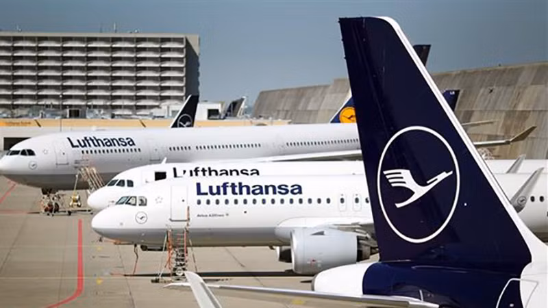 Các máy bay của Hãng hàng không Lufthansa đậu tại sân bay ở Frankfurt am Main, Đức. (Ảnh: AFP/TTXVN)