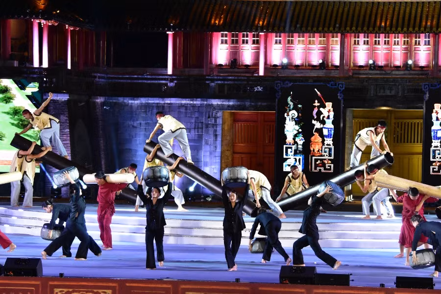 Nhạc hợp tấu và hoạt cảnh xây dựng kinh đô Huế.