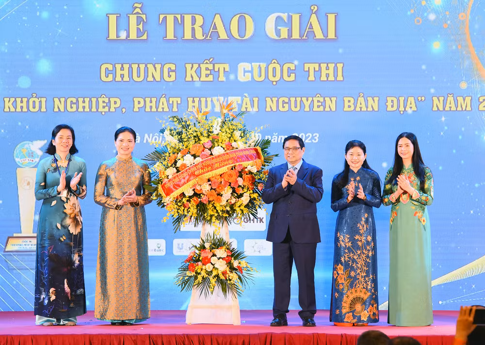Thủ tướng Phạm Minh Chính tặng hoa chúc mừng Hội Liên hiệp phụ nữ Việt Nam.