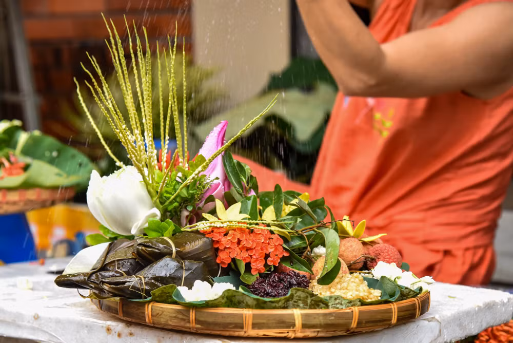 Mâm cúng ngày Tết Đoan Ngọ gồm có các loài hoa như: hoa sen, hoa cau, hoa nhài, hoa mẫu đơn,… đồng thời có rượu nếp và hoa quả, bánh gio.