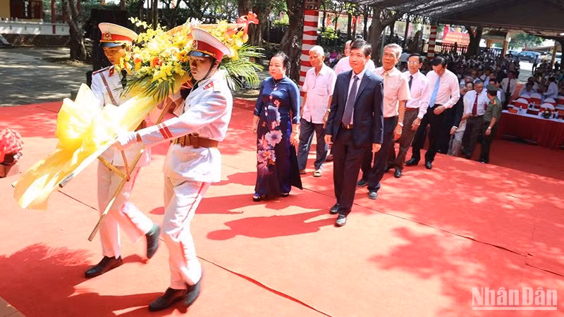 Các đồng chí: Cao Thị Hòa An, Phó Bí thư thường trực Tỉnh ủy, Chủ tịch Hội đồng nhân dân tỉnh; Tạ Anh Tuấn, Phó Bí thư Tỉnh ủy, Chủ tịch Ủy ban nhân dân tỉnh Phú Yên cùng các đại biểu dâng hoa tại Khu di tích lịch sử Nhà thờ Bác Hồ, xã Sơn Định, huyện Sơn Hòa (Phú Yên).
