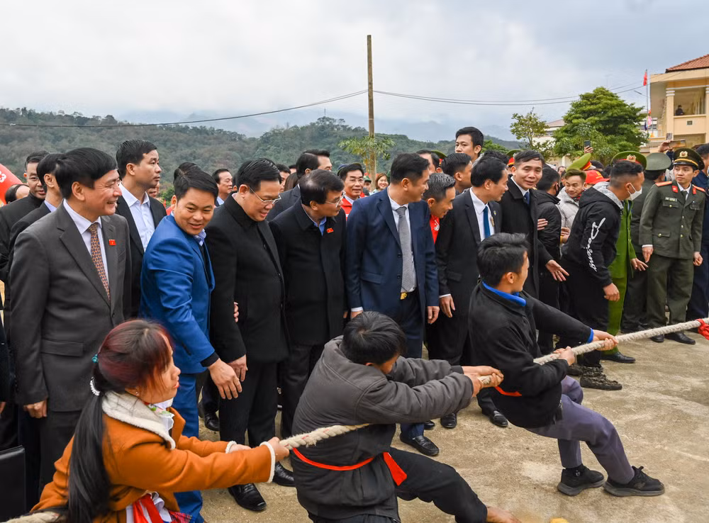 Chủ tịch Quốc hội Vương Đình Huệ vui ngày hội với đồng bào dân tộc tại chương trình. Chủ tịch Quốc hội Vương Đình Huệ vui ngày hội với đồng bào dân tộc tại chương trình.