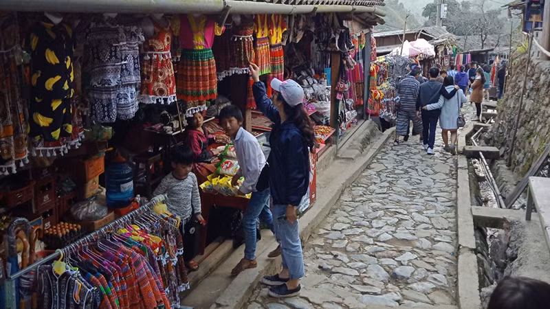 Chợ phiên Sa Pa là trải nghiệm văn hóa truyền thống độc đáo vùng cao Tây Bắc. (Ảnh: NGÔ HƯƠNG)