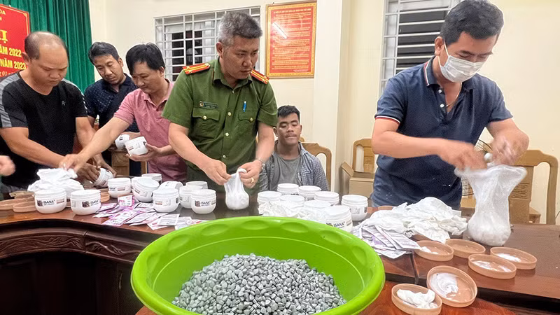 Lực lượng công an thu giữ số ma túy tổng hợp.