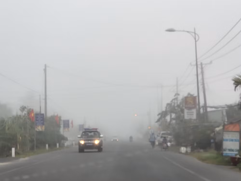 Sương mù xuất hiện dày đặc trên các tuyến đường ở thành phố Cần Thơ.