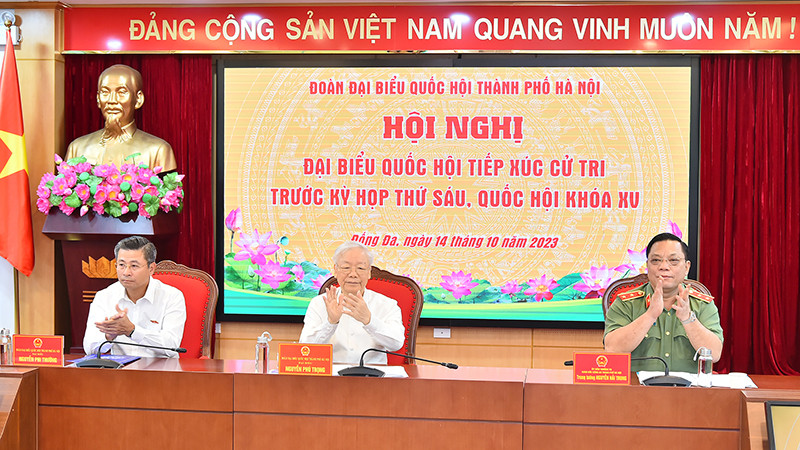 Tổng Bí thư Nguyễn Phú Trọng cùng các đại biểu Quốc hội Đơn vị bầu cử số 1, thành phố Hà Nội tham dự buổi tiếp xúc cử tri.