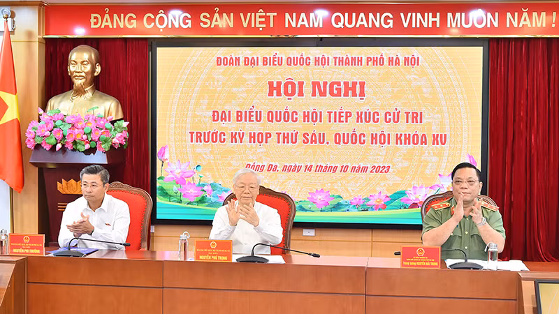 Tổng Bí thư Nguyễn Phú Trọng cùng các đại biểu Quốc hội Đơn vị bầu cử số 1, thành phố Hà Nội tham dự buổi tiếp xúc cử tri.