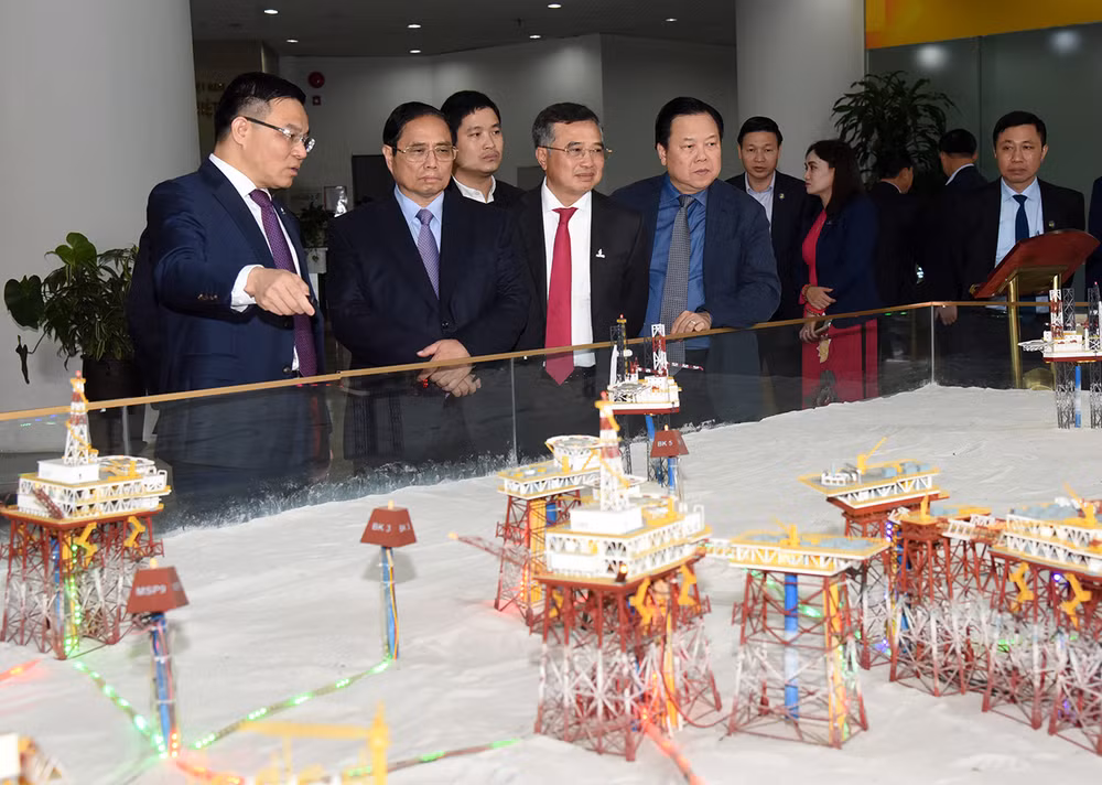 Tổng Giám đốc Petrovietnam Lê Mạnh Hùng giới thiệu với Thủ tướng Phạm Minh Chính sa bàn toàn cảnh hoạt động dầu khí tại Việt Nam