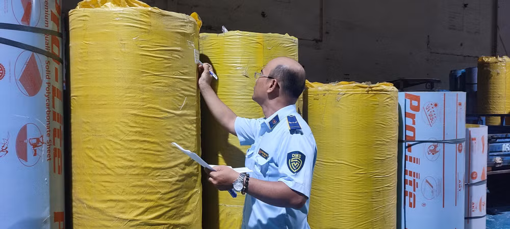 Lực lượng chức năng kiểm tra lô hàng tấm lợp lấy sáng tại nhà kho. (Ảnh: Quản lý thị trường Thành phố Hồ Chí Minh cung cấp).