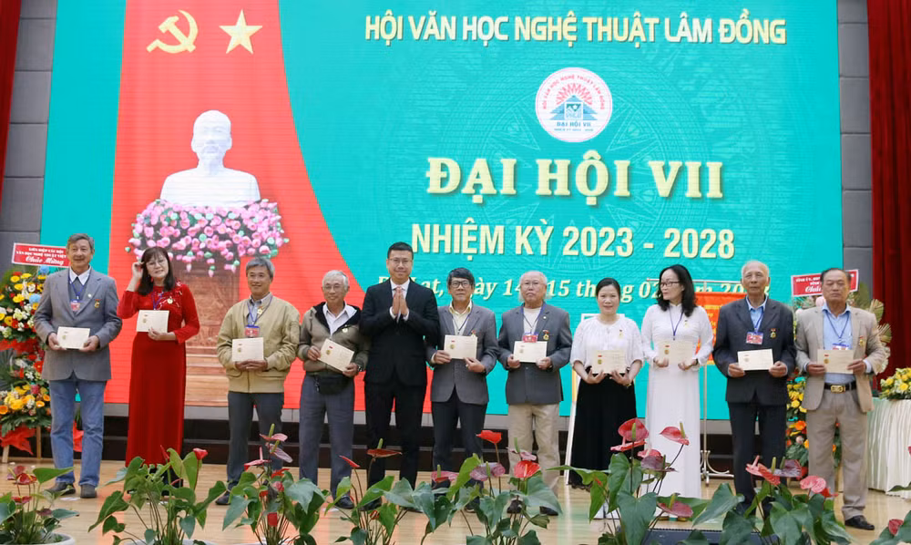 Đại diện Liên hiệp các Hội Văn học Nghệ thuật Việt Nam trao Kỷ niệm chương tặng các hội viên Hội Văn học Nghệ thuật Lâm Đồng.