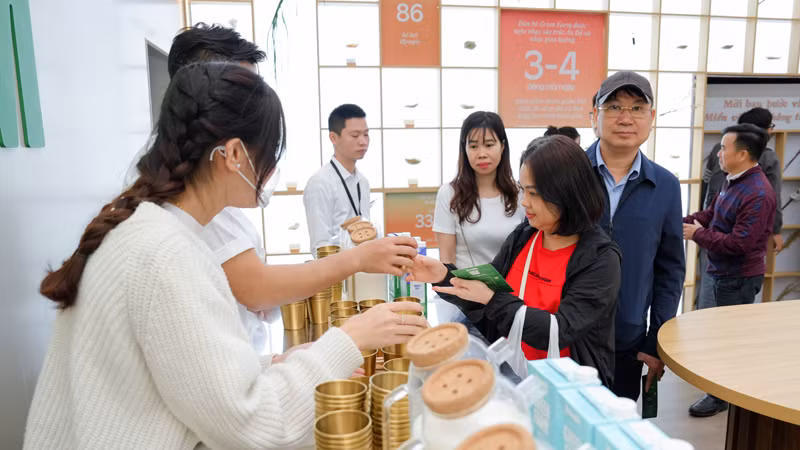 Người tiêu dùng thưởng thức thử dòng sản phẩm Vinamilk Green Farm mới tại sự kiện “Trải nghiệm thưởng thức - Chu du miền vị giác cùng Vinamilk Green Farm” ở Hà Nội. (Ảnh: Vi Nam)