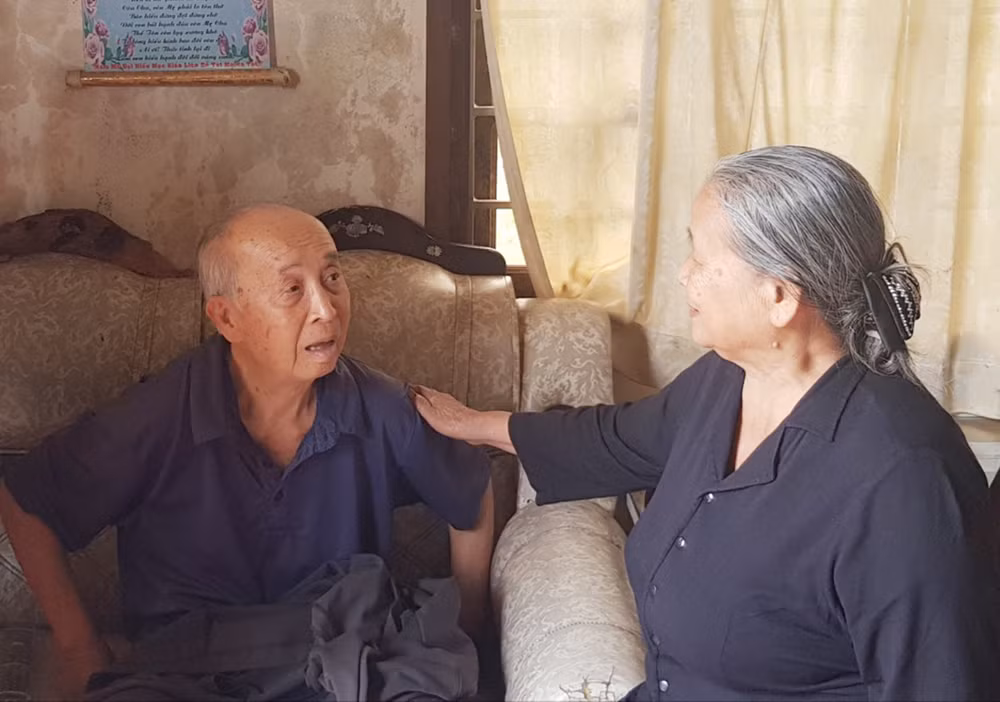 Tác giả Sĩ Sô và cô du kích Hoàng Thị Chẫm.