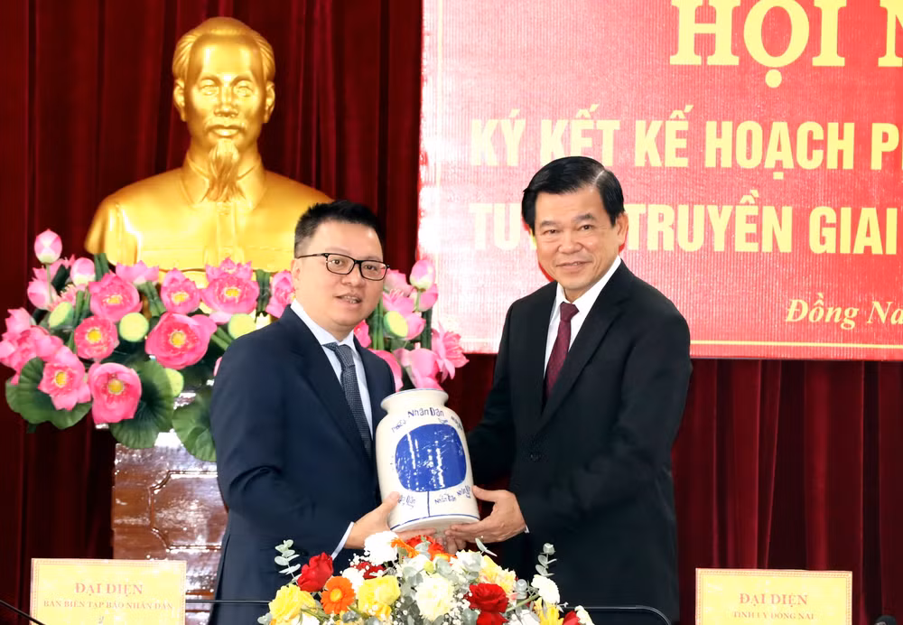 Đồng chí Lê Quốc Minh tặng quà lưu niệm cho lãnh đạo tỉnh Đồng Nai. Đồng chí Lê Quốc Minh tặng quà lưu niệm cho lãnh đạo tỉnh Đồng Nai.