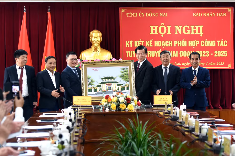 Lãnh đạo tỉnh Đồng Nai tặng quà lưu niệm cho lãnh đạo Báo Nhân Dân. Lãnh đạo tỉnh Đồng Nai tặng quà lưu niệm cho lãnh đạo Báo Nhân Dân.