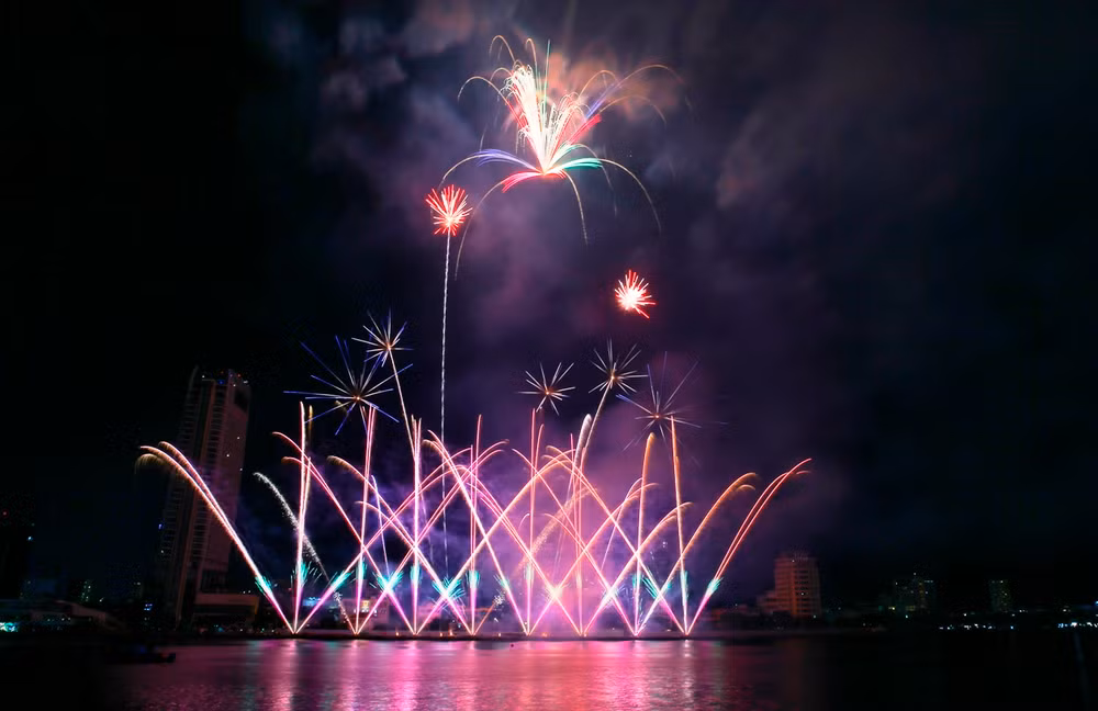 Màn trình diễn pháo hoa của 2 đội Việt Nam và Phần Lan trong đêm khai mạc.