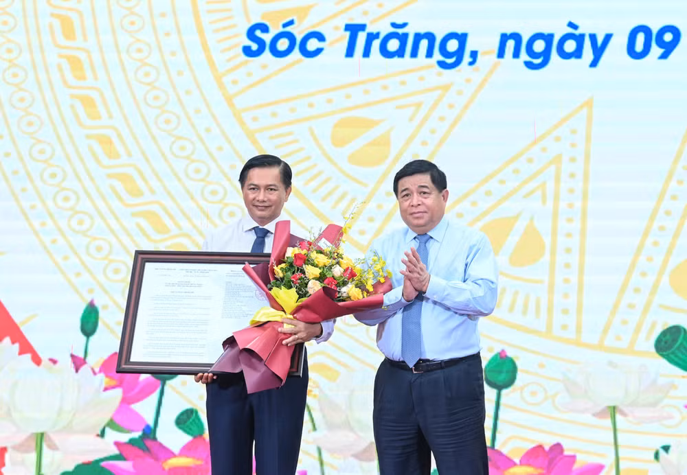 Bộ trưởng Kế hoạch và Đầu tư Nguyễn Chí Dũng trao Quyết định của Thủ tướng Chính phủ phê duyệt Quy hoạch tỉnh Sóc Trăng thời kỳ 2021-2030, tầm nhìn đến năm 2050 cho tỉnh Sóc Trăng.