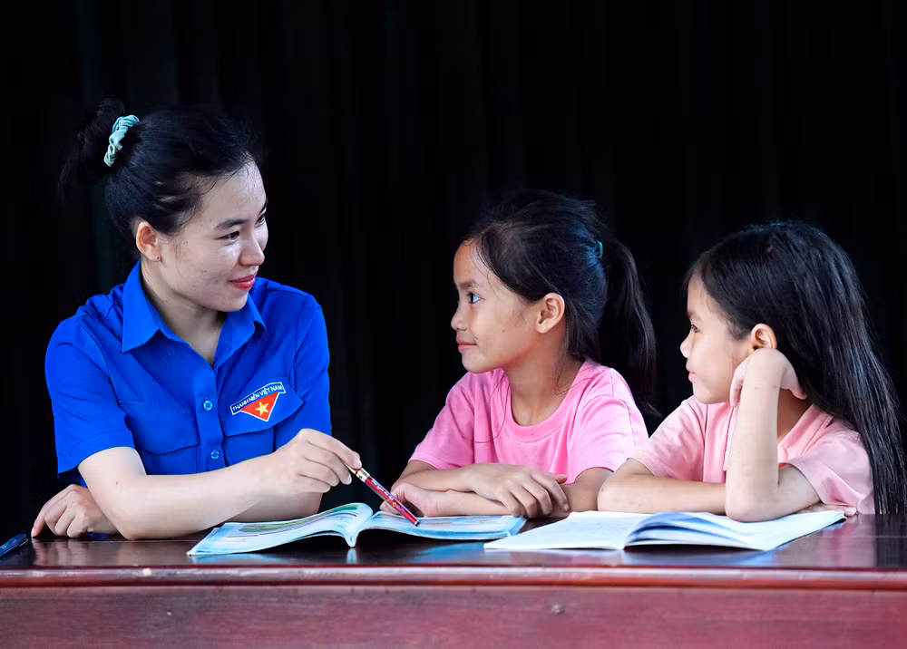 Sau công việc vào ban ngày, buổi tối Lý Thu Huyền lại đến tận nhà dạy kèm cho các em học sinh tại địa phương. Sau công việc vào ban ngày, buổi tối Lý Thu Huyền lại đến tận nhà dạy kèm cho các em học sinh tại địa phương.