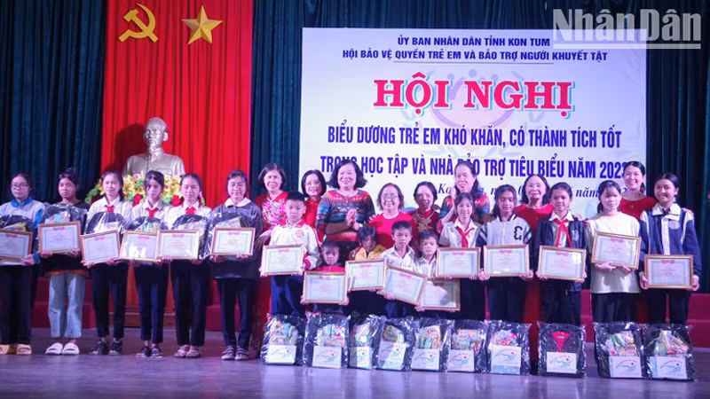 Trao giấy khen biểu dương các em có hoàn cảnh khó khăn, vươn lên trong cuộc sống.