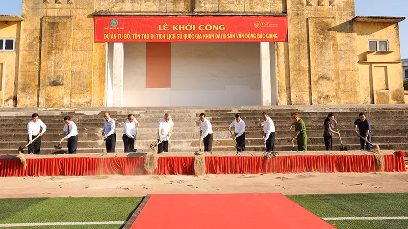 Chủ tịch nước Võ Văn Thưởng và các đại biểu thực hiện nghi thức khởi công dự án tu bổ, tôn tạo di tích lịch sử quốc gia Khán đài B sân vận động Bắc Giang.