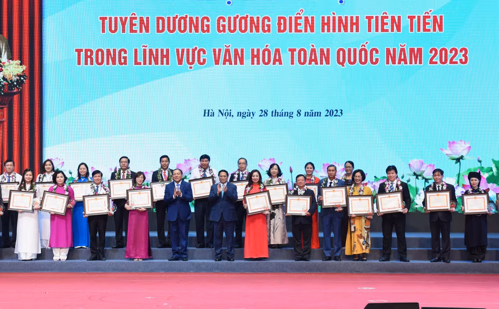 Thủ tướng Phạm Minh Chính và các gương điển hình tiên tiến trong lĩnh vực văn hóa. Thủ tướng Phạm Minh Chính và các gương điển hình tiên tiến trong lĩnh vực văn hóa.