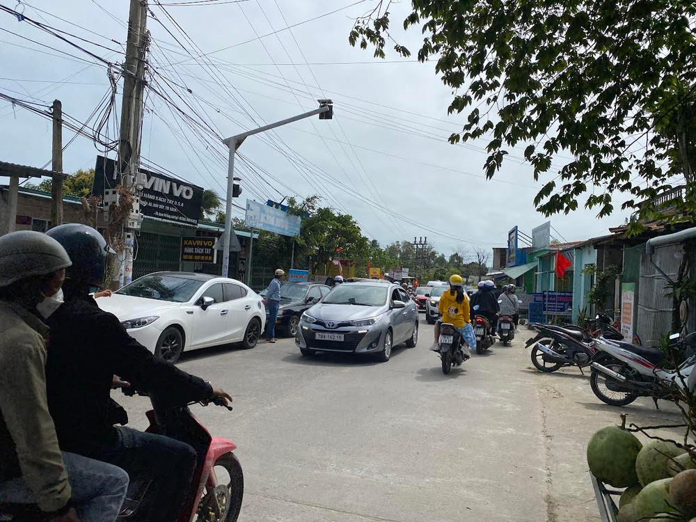 Tuyến đường ven biển Phú Yên (đoạn qua xã An Chấn, An Phú nối huyện Tuy An, thành phố Tuy Hòa) đã thực sự quá tải cần sớm triển khai xây dựng. 